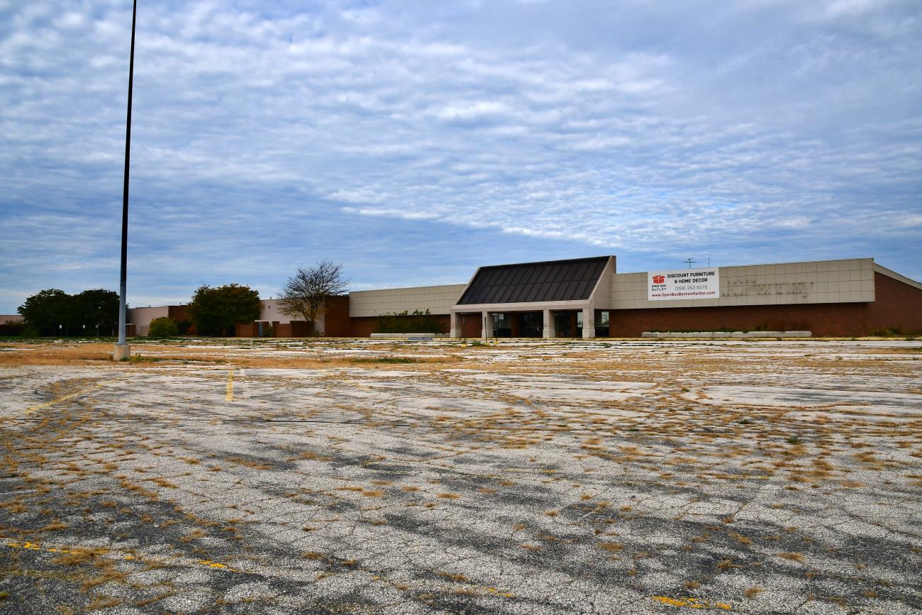 Ox Creek Benton Harbor dead mall in watershed Todd Marsee, Michigan Sea Grant Ox Creek Benton Harbor dead mall in watershed